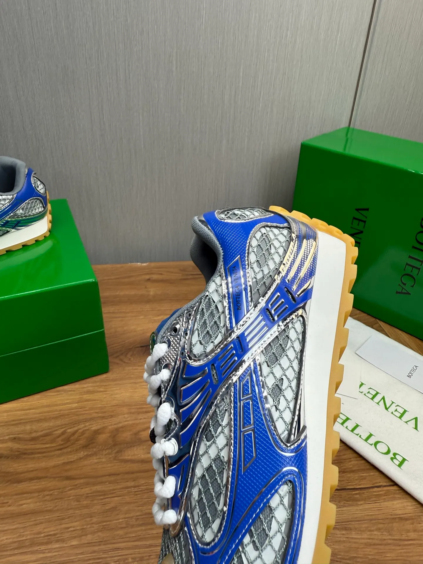 Men's men's shoes 💰620💰 BV top version 𝘽𝙊𝙏𝙏𝙀𝙂𝘼 𝙑𝙀𝙉𝙀𝙏𝘼 Orbit sneakers Wang Yibo same style couple style dad shoes 🩷💚 Runner sneakers, made of lightweight technical mesh fabric. Features a geometric patterned rubber outsole. Pay attention to the package craftsmanship ❕ High version shipping ❗️ Very nice, durable to play with and durable to make ✔️ Standard version 💯💯 The outsole is made of color-blocked TPU outsole. Women’s model 35-41 (40 41 customized) Men’s model 39-46 (45.46 customized) Equipped with original packaging